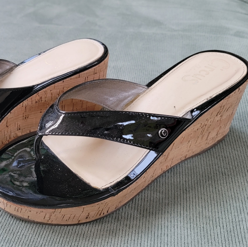 Circus 🎪 Size 10 Black Vinyl Wedge Sandals - Picture 2 of 5